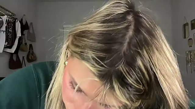 Snapshot of AnnGrayson chatting on 29, 10, 2025 AnnGrayson online show from 29, 10, 2025