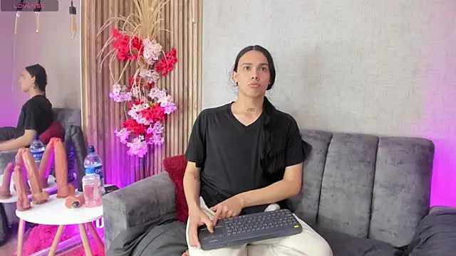 Snapshot of Almaazz chatting on 18, 4, 2026 Almaazz online show from 18, 4, 2026