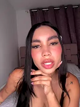 Snapshot of karolaalcendra chatting on 24, 10, 2025 karolaalcendra online show from 24, 10, 2025