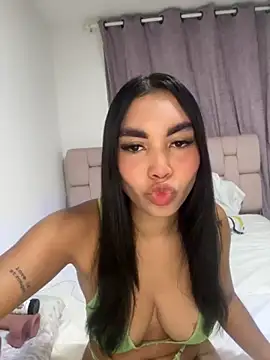 Snapshot of karolaalcendra chatting on 28, 10, 2025 karolaalcendra online show from 28, 10, 2025