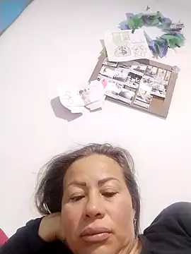 LaraCaliente online show from 9, 10, 2025