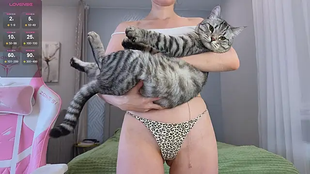 Madison Davies  online show from 15, 10, 2025