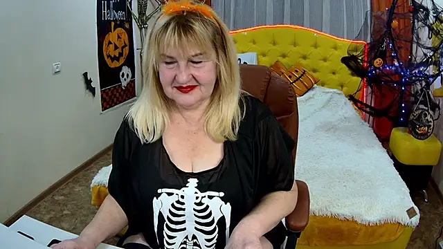 Snapshot of EmmaEllison chatting on 28, 10, 2025 EmmaEllison online show from 28, 10, 2025