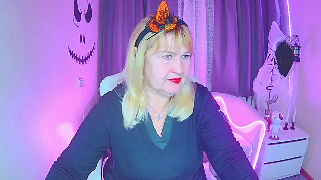 Snapshot of EmmaEllison chatting on 31, 10, 2025 EmmaEllison online show from 31, 10, 2025