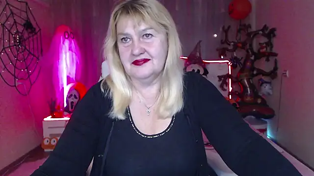 Snapshot of EmmaEllison chatting on 5, 11, 2025 EmmaEllison online show from 5, 11, 2025