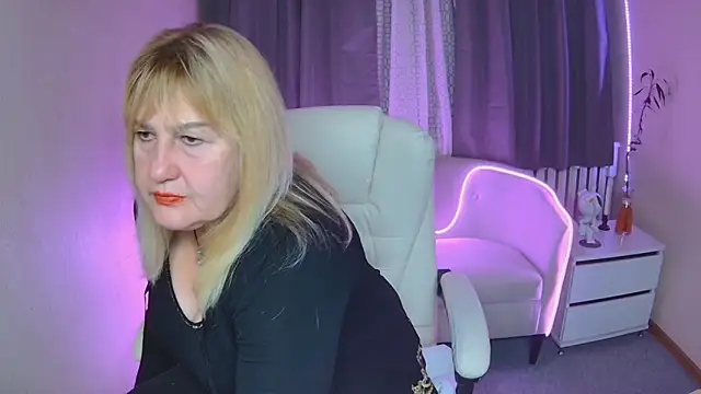 Snapshot of EmmaEllison chatting on 12, 11, 2025 EmmaEllison online show from 12, 11, 2025