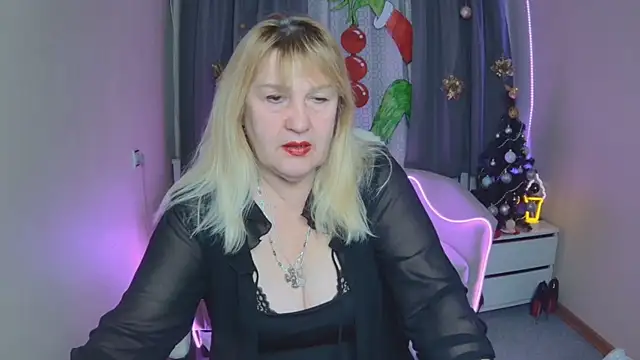 Snapshot of EmmaEllison chatting on 15, 12, 2025 EmmaEllison online show from 15, 12, 2025