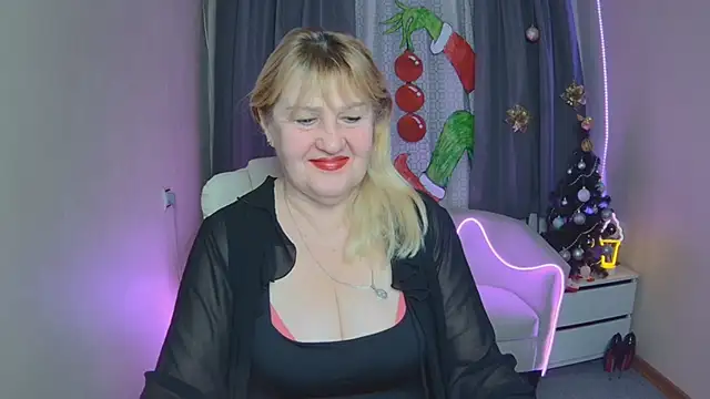 Snapshot of EmmaEllison chatting on 16, 12, 2025 EmmaEllison online show from 16, 12, 2025