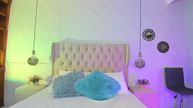 Snapshot of cloehill_ chatting on 13, 10, 2025 cloehill online show from 13, 10, 2025