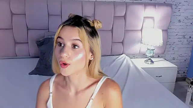 Snapshot of ChloeLaurentt chatting on 18, 10, 2025 ChloeLaurentt online show from 18, 10, 2025