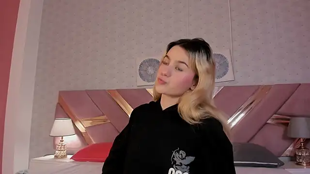 Snapshot of ChloeLaurentt chatting on 3, 12, 2025 ChloeLaurentt online show from 3, 12, 2025