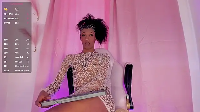 Snapshot of Mia_royal chatting on 8, 7, 2026 Mia royal online show from 8, 7, 2026