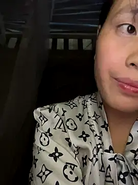 Snapshot of huong-18 chatting on 3, 11, 2025 huong-18 online show from 3, 11, 2025