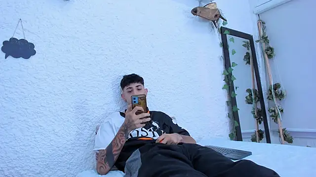 Snapshot of j_martony chatting on 18, 12, 2025 j martony online show from 18, 12, 2025