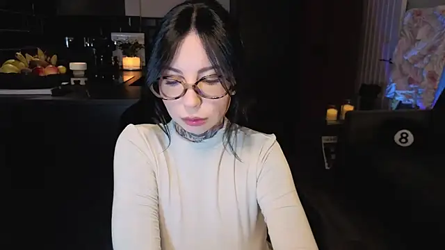 jeans-and-peach online show from 3, 10, 2025