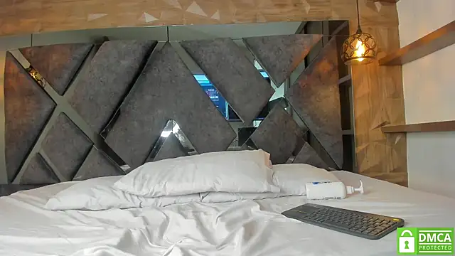 Scarlet  Jones  online show from 26, 9, 2025