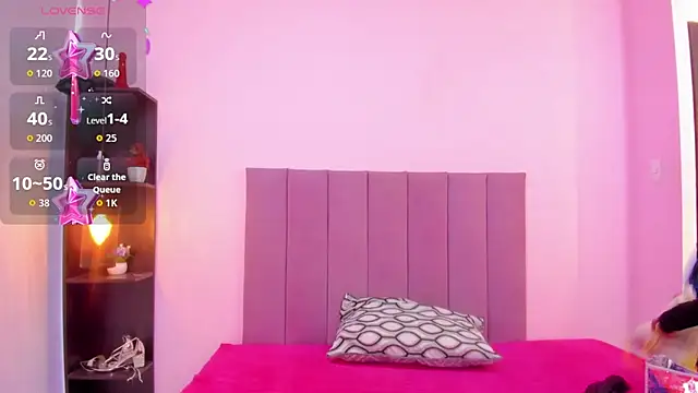 HoollyHendrix online show from 6, 10, 2025