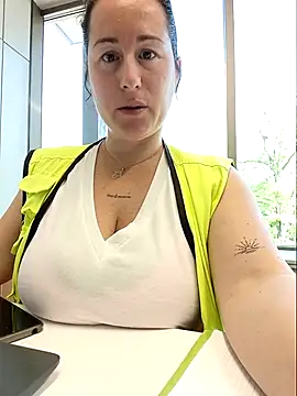 Snapshot of bichota85 chatting on 27, 4, 2026 bichota85 online show from 27, 4, 2026