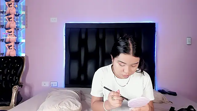 Snapshot of LunaWiill_ chatting on 8, 11, 2025 LunaWiill online show from 8, 11, 2025