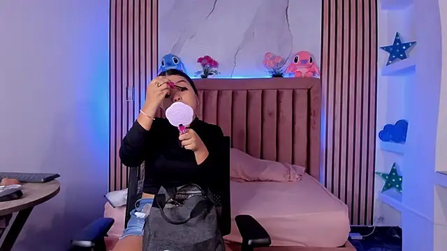 Snapshot of LunaWiill_ chatting on 12, 11, 2025 LunaWiill online show from 12, 11, 2025