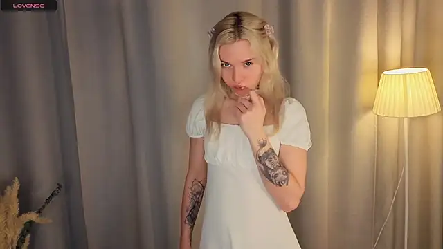 Snapshot of DianeHonnette chatting on 28, 11, 2025 DianeHonnette online show from 28, 11, 2025