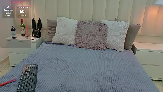 AteneaRoldan online show from 18, 10, 2025