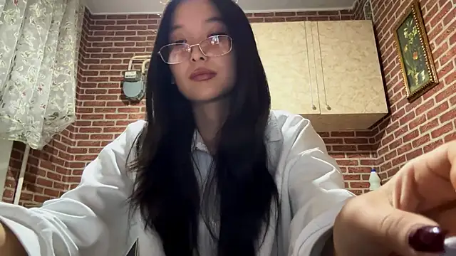 EmmaLeexth online show from 28, 9, 2025