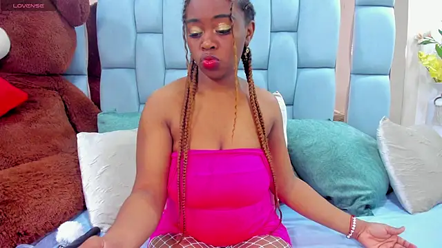 hazellanee online show from 8, 11, 2025