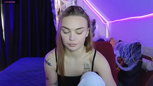 Snapshot of KitsyMoore chatting on 1, 11, 2025 KitsyMoore online show from 1, 11, 2025