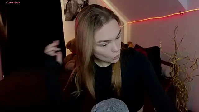 Snapshot of KitsyMoore chatting on 7, 11, 2025 KitsyMoore online show from 7, 11, 2025