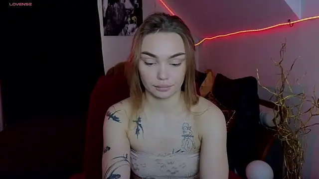 Snapshot of KitsyMoore chatting on 8, 11, 2025 KitsyMoore online show from 8, 11, 2025