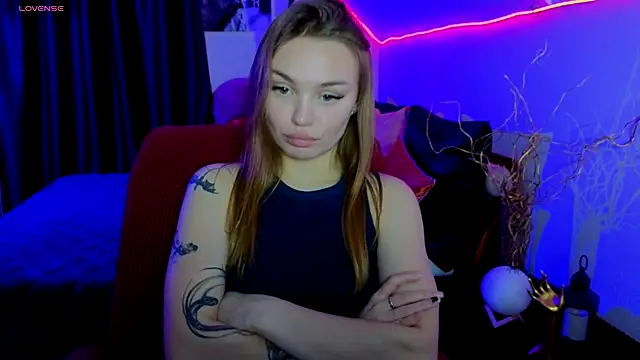 Snapshot of KitsyMoore chatting on 4, 12, 2025 KitsyMoore online show from 4, 12, 2025