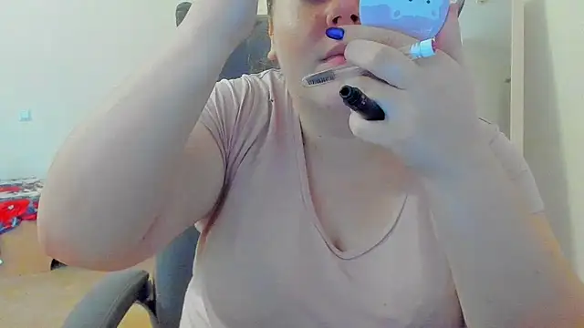 Snapshot of Liza-Mendez chatting on 15, 11, 2025 Liza-Mendez online show from 15, 11, 2025