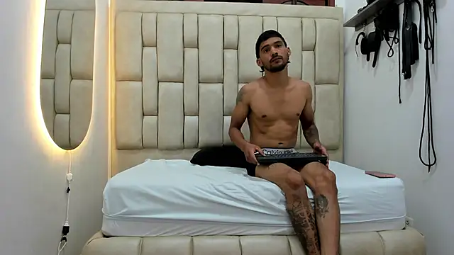 Snapshot of SeleneAndDorian chatting on 9, 10, 2025 SeleneAndDorian online show from 9, 10, 2025