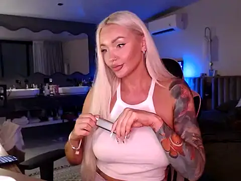 Snapshot of mollyelise chatting on 2, 10, 2025 mollyelise online show from 2, 10, 2025