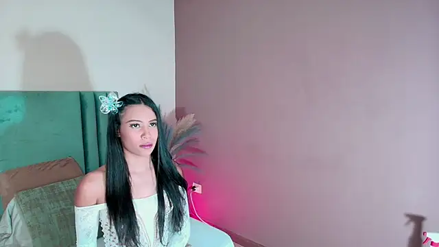 Snapshot of EmmaSaintt chatting on 17, 10, 2025 EmmaSaintt online show from 17, 10, 2025