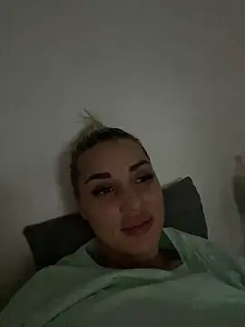 Snapshot of Giullyaxx chatting on 15, 10, 2025 Giullyaxx online show from 15, 10, 2025