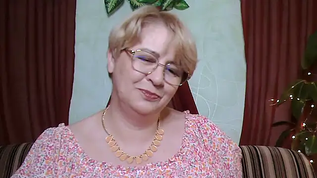 Snapshot of Selena-Velvet chatting on 4, 10, 2025 Selena-Velvet online show from 4, 10, 2025