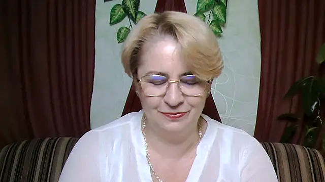 Snapshot of Selena-Velvet chatting on 18, 10, 2025 Selena-Velvet online show from 18, 10, 2025