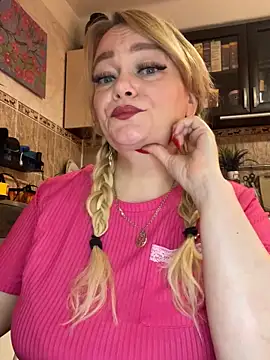 Snapshot of Sweet-blonde chatting on 10, 10, 2025 Sweet-blonde online show from 10, 10, 2025
