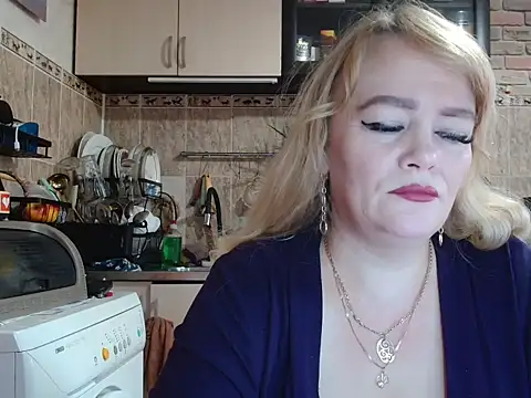 Snapshot of Sweet-blonde chatting on 17, 10, 2025 Sweet-blonde online show from 17, 10, 2025