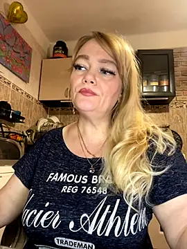 Snapshot of Sweet-blonde chatting on 17, 10, 2025 Sweet-blonde online show from 17, 10, 2025