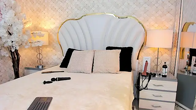 NaiaWhisper online show from 10, 2, 2026