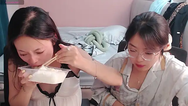 Snapshot of redrose520 chatting on 10, 10, 2025 redrose520 online show from 10, 10, 2025