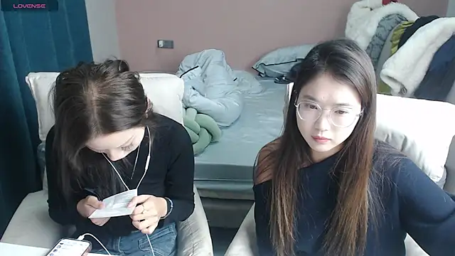 Snapshot of redrose520 chatting on 23, 11, 2025 redrose520 online show from 23, 11, 2025