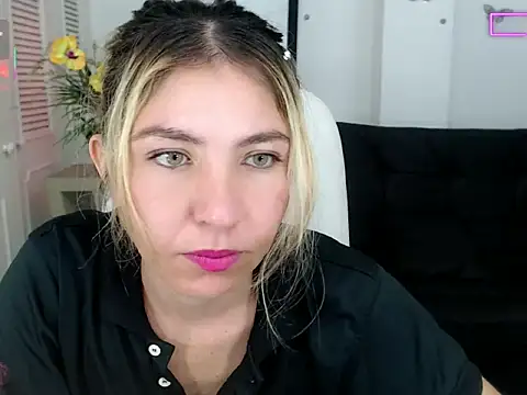 vanessa 21   online show from 10, 10, 2025