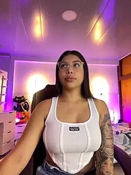 Snapshot of kloe28 chatting on 28, 10, 2025 kloe28 online show from 28, 10, 2025