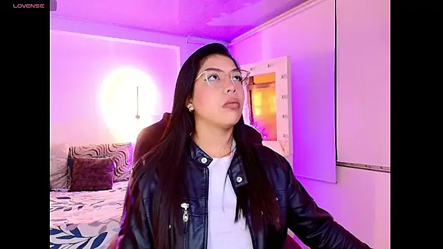 Snapshot of kloe28 chatting on 14, 11, 2025 kloe28 online show from 14, 11, 2025