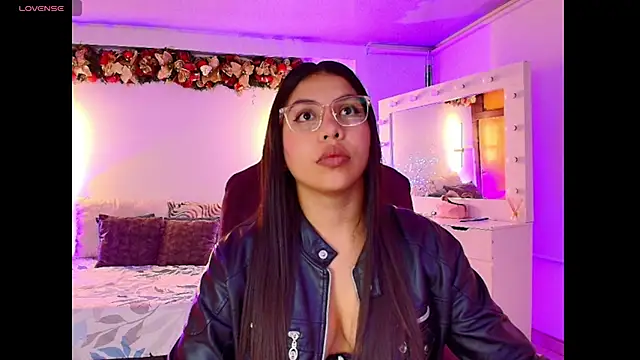 Snapshot of kloe28 chatting on 17, 11, 2025 kloe28 online show from 17, 11, 2025