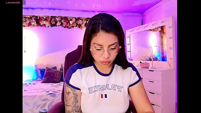 Snapshot of kloe28 chatting on 24, 11, 2025 kloe28 online show from 24, 11, 2025